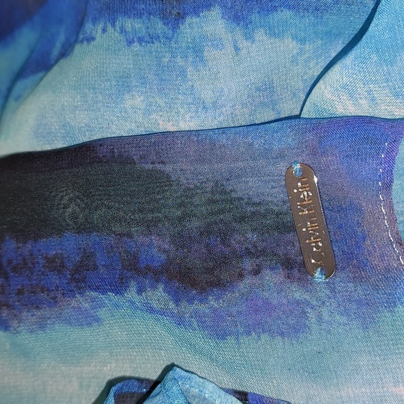 Calvin Klein Blue Print infinite Scarf .New Condition. - Picture 4 of 4